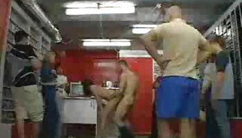 វ័យជំទង់ជាមួយ pussy ផឹកសម្រាប់ MILF នេះ